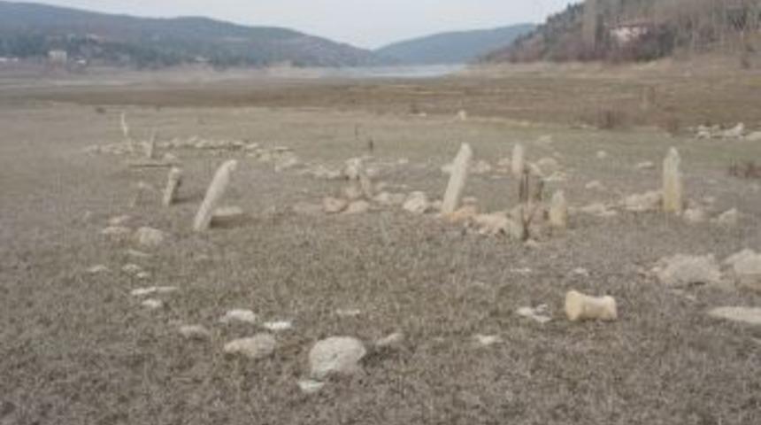 (&ouml;zel Haber) Sular &Ccedil;ekilince Tarihi Mezarlık Ortaya &Ccedil;ıktı