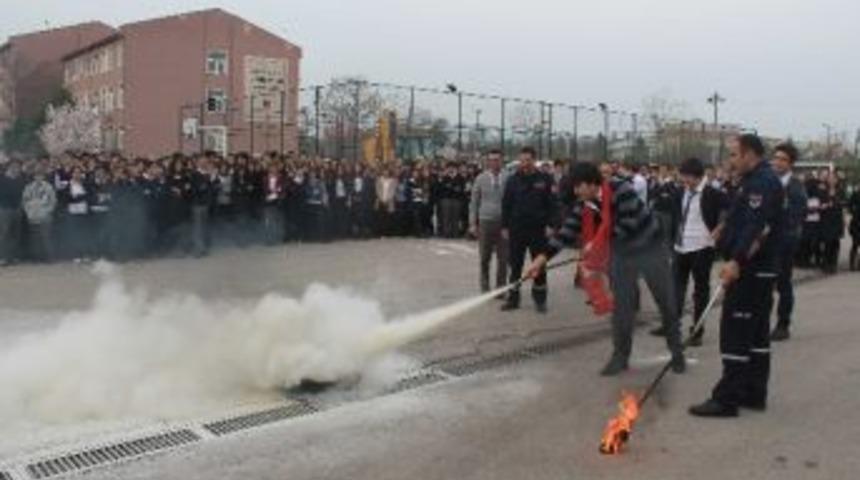 Okulda Nefes Kesen Yangın Tatbikatı