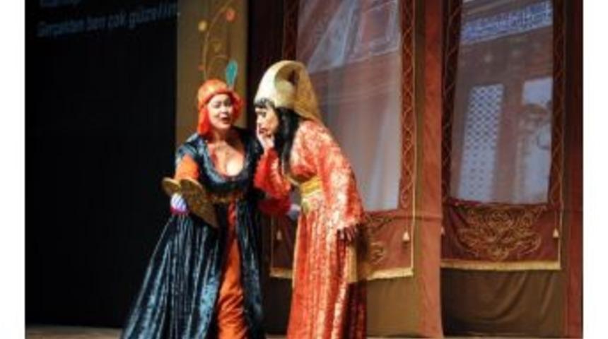 Ruslar &ldquo;krali&ccedil;e Aşk&rdquo; Oyununu Antalyalılarla Buluşturdu.