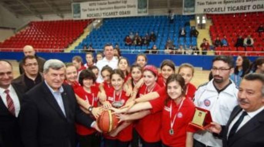 Başkan Karaosmanoğlu Koto &Ouml;d&uuml;l T&ouml;reninde &Ouml;d&uuml;l Dağıttı