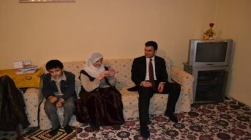 Hizan Kaymakamı İnci Evi Yanan Aileleri Ziyaret Etti