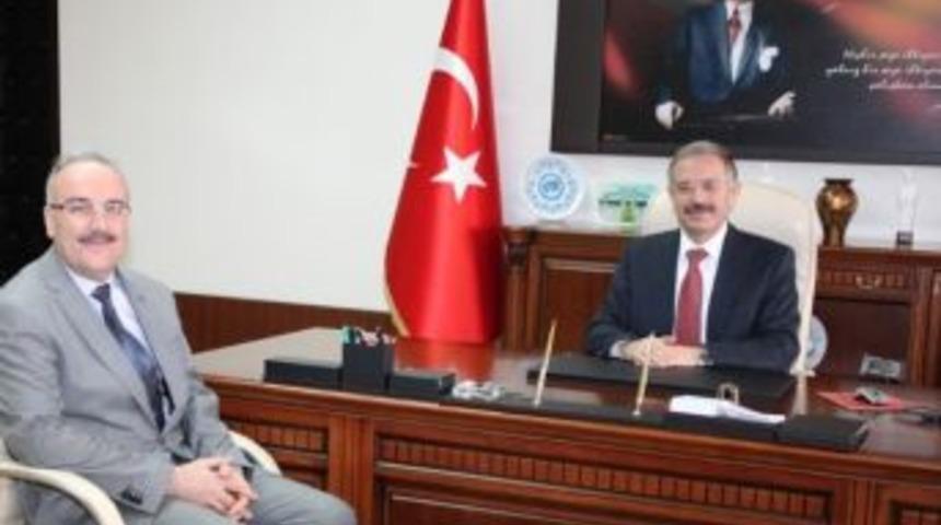 Km&uuml; Eğitim Fak&uuml;ltesi Dekanı Oktay G&ouml;revine Başladı