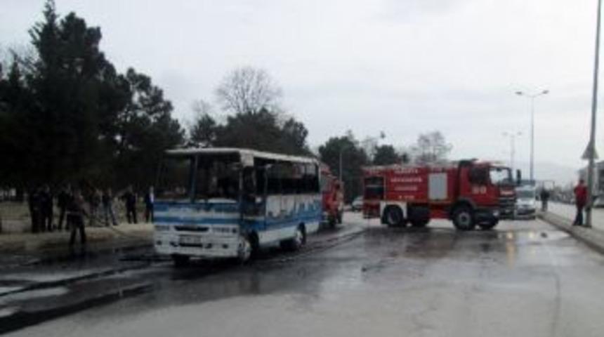 Seyir Halindeki Otob&uuml;s Alev Aldı