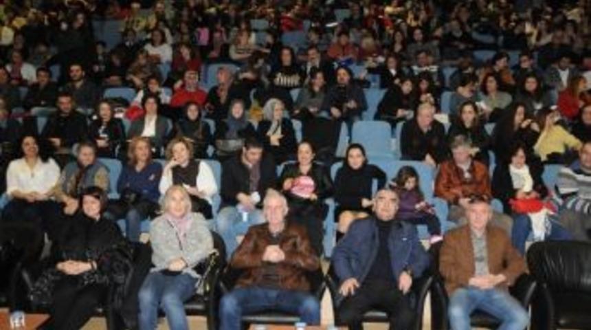 &Ccedil;orlu Belediyesi Halk Dansları Topluluğu&rsquo;ndan Muhteşem G&ouml;steri