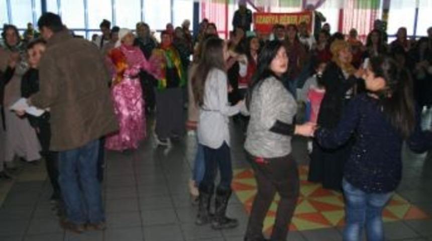 Bdp Grup Başkan Vekili Pervin Buldan Kars&rsquo;ta Kadın Dayanışma Toplantısına Katıldı