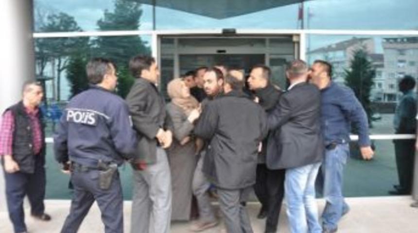 Cinayet Davasında Adliyenin &Ouml;n&uuml; Karıştı: 1 Polis Yaralı