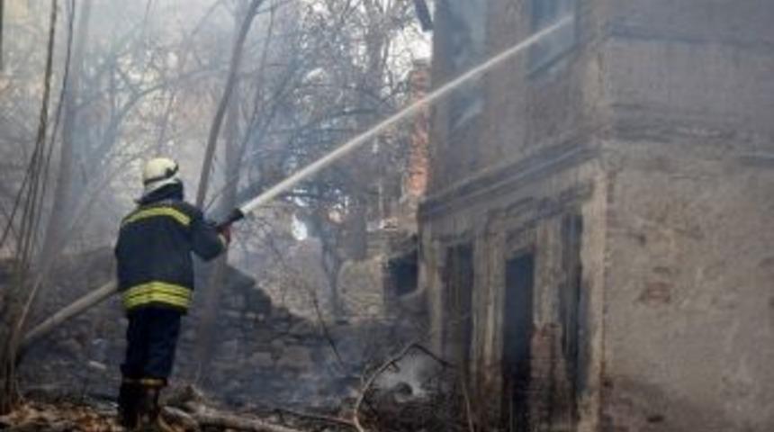 Eskişehir&rsquo;de Metruk Bina Yangını