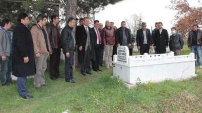 Karikat&uuml;rist Oru&ccedil;, Mezarı Başında Anıldı