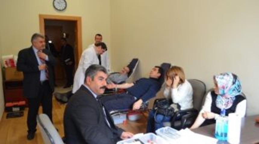 Valilik Personeli Kan Verdi