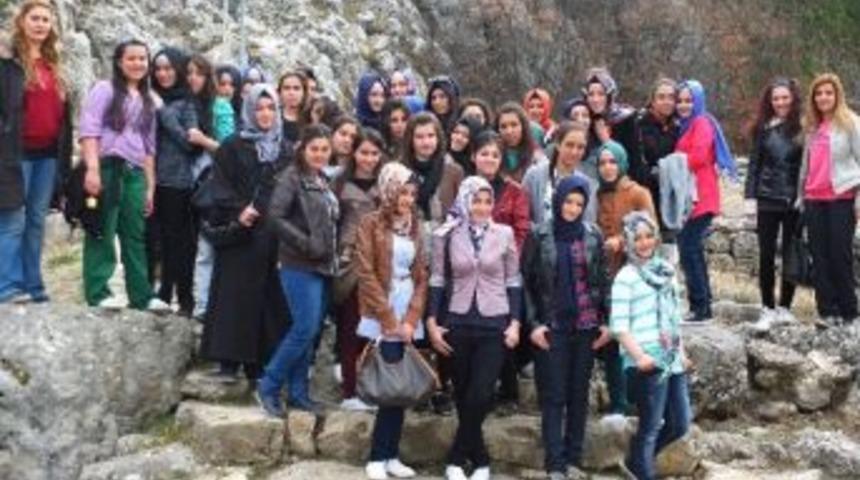 Yozgatlı Gen&ccedil;ler &ldquo;seyyah Bizim İller Projesiyle&rdquo; Yozgat Ve &Ccedil;evre İlleri Tanıyor