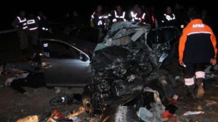 Otomobil İle Minib&uuml;s &Ccedil;arpıştı: 5 &Ouml;l&uuml;, 2 Yaralı