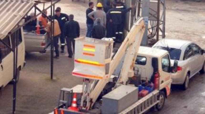 Şimşek Elektrik Trafosunu Patlattı