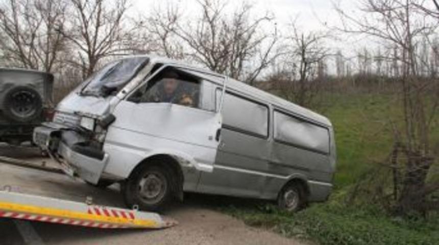 82 Yaşındaki Şof&ouml;r&uuml;n Kullandığı Minib&uuml;s Tarlaya U&ccedil;tu: 3 Yaralı