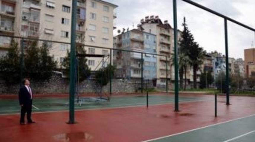 Tenis Kortlarının &Uuml;st&uuml; Kapatılıyor
