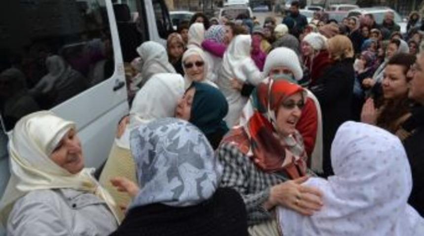 Umre Yolcuları Dualarla Uğurlandı