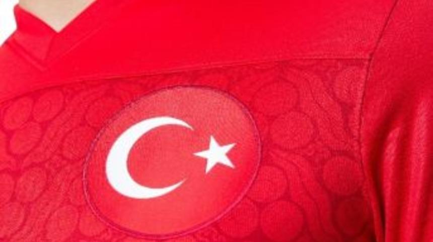 Ay-yıldızlı Forma G&ouml;r&uuml;c&uuml;ye &Ccedil;ıktı