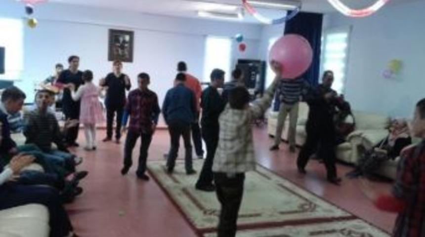 Rehabilitasyon Merkezinde S&uuml;rpriz Doğum G&uuml;n&uuml;