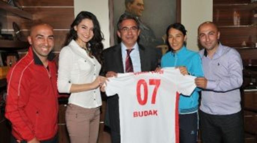 1207 Antalyaspor Kadın Futbol Kul&uuml;b&uuml; Y&ouml;neticileri Budak&rsquo;ı Ziyaret Etti