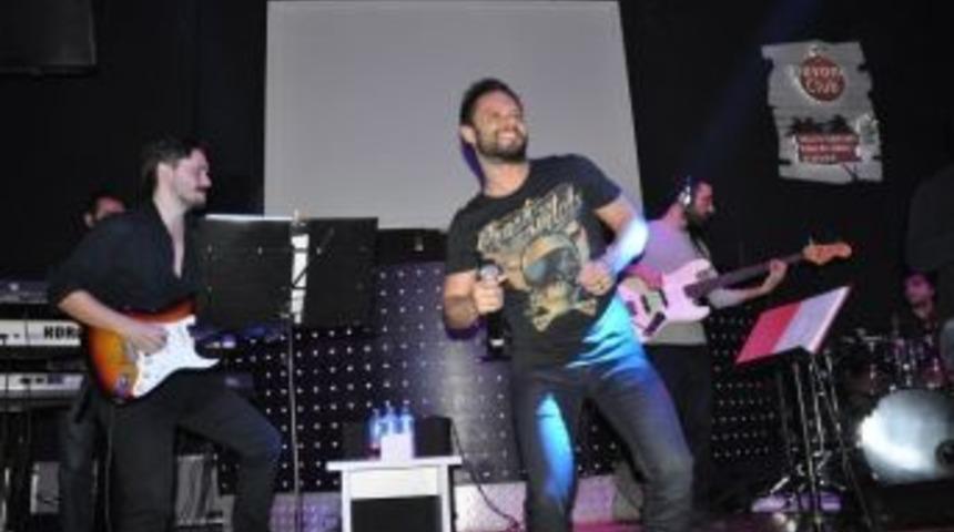 Pop Sanat&ccedil;ısı &Ouml;zg&uuml;n &Ouml;l&uuml;deniz&rsquo;de Coşturdu