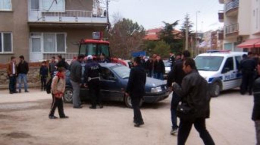 Otomobil, Kaldırımda Y&uuml;r&uuml;yen &Ouml;ğrencilere &Ccedil;arptı: 2 Yaralı