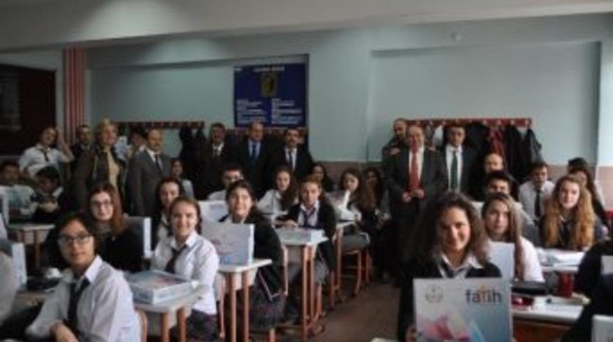 L&uuml;leburgaz'da &Ouml;ğrenciler Tablet Bilgisayarlarına Kavuştu