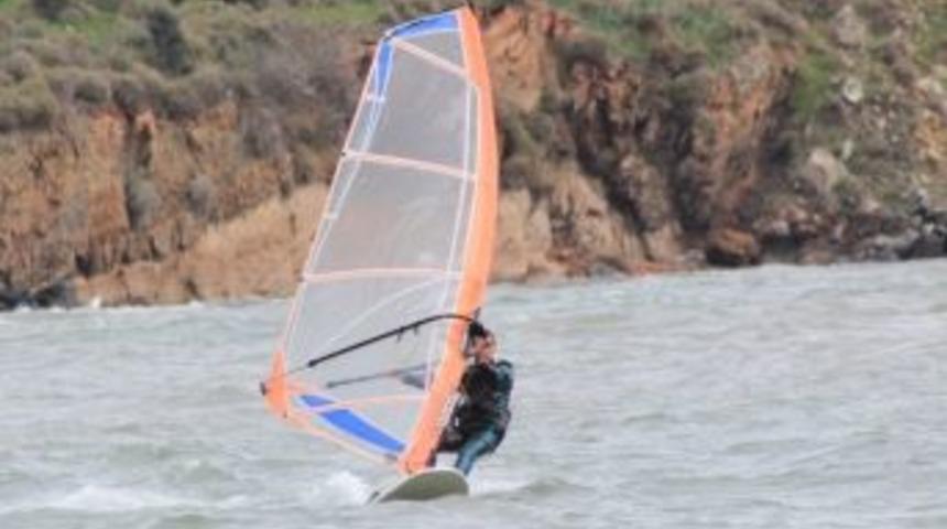 Buz Gibi Havada R&uuml;zgar S&ouml;rf&uuml; Yaptılar