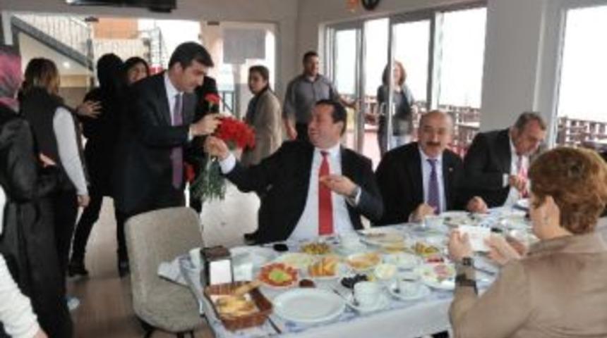 Mhp'li Ve Ak Parti'li Başkan Adayları Okul Aile Birliği Etkinliğinde Bir Araya Geldi