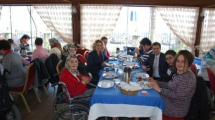 Bayrak Mudanyalı Engellilerle Bir Araya Geldi