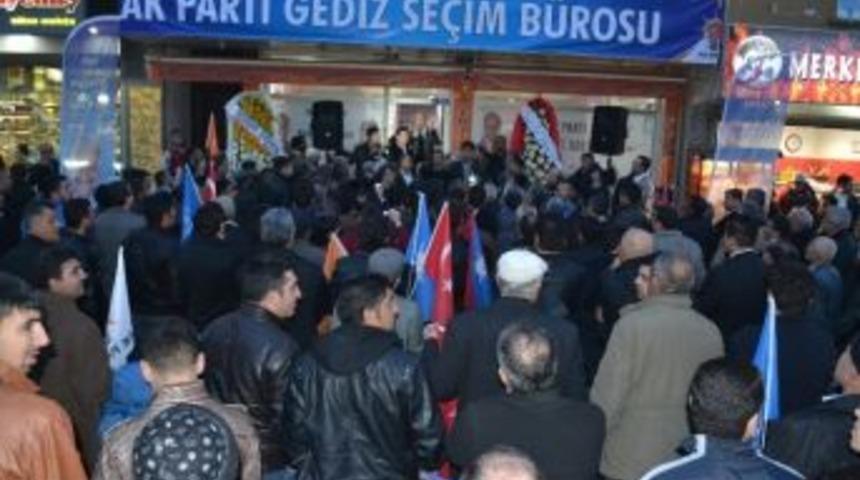 Buca'da Şeboy Sevgisi Yolları Kapadı