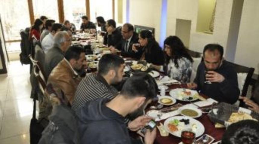 Bdp’li Bidav Ve Keser Gazetecilerle Bir Araya Geldi