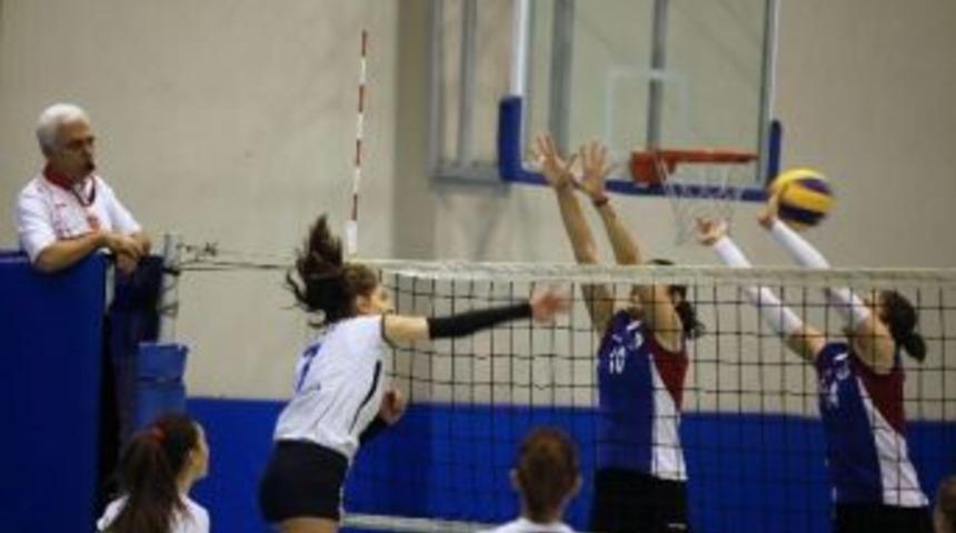 Yaşarlı Kızların Bileği B&uuml;k&uuml;lm&uuml;yor