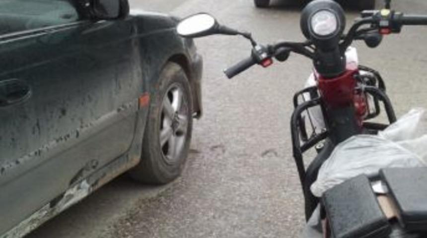 Otomobille Elektrikli Bisiklet &Ccedil;arpıştı: 1 Yaralı