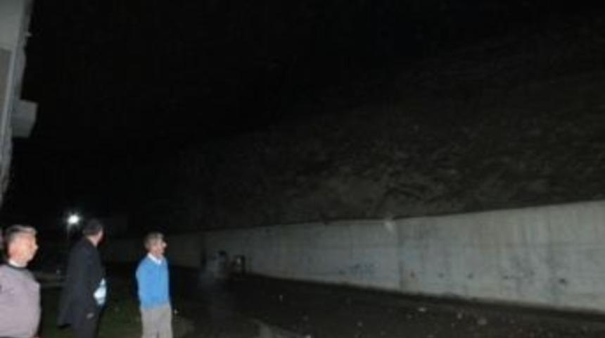 &Ccedil;ankırı Kalesi'nden Kopan Kaya Par&ccedil;aları Ev Ve Ara&ccedil;lara Zarar Verdi