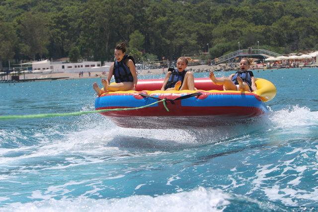 Yaz aylarında turistlerin vazgeçilmez eğlencesi su sporları