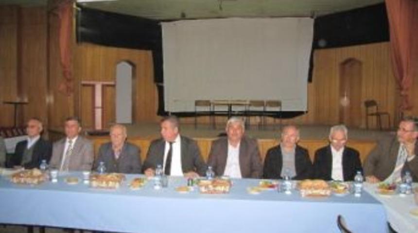 Başkan Akbaş&rsquo;tan Meclis &Uuml;yelerine Ve Belediye Personeline Plaket