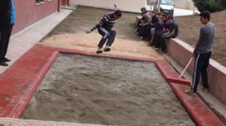 Boz&uuml;y&uuml;k Ticaret Meslek Lisesi Spora Yatırım Yapıyor