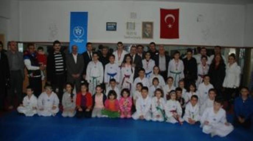 G&uuml;lşen Minik Tekvandocuları Ziyaret Etti