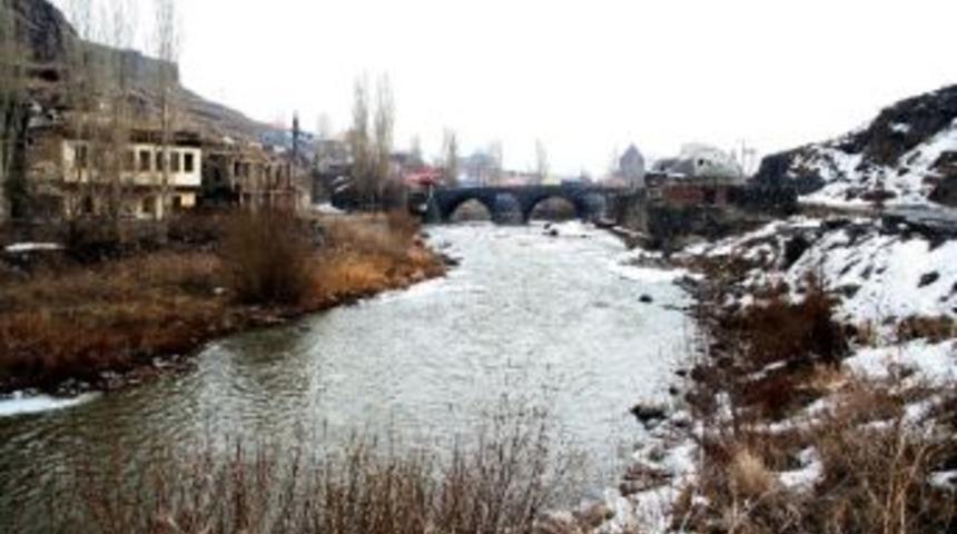 Kars &Ccedil;ayı&rsquo;nın Buzları &Ccedil;&ouml;z&uuml;lmeye Başladı