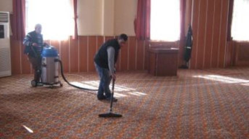 İzmit&rsquo;te İbadethaneler D&uuml;zenli Olarak Temizleniyor