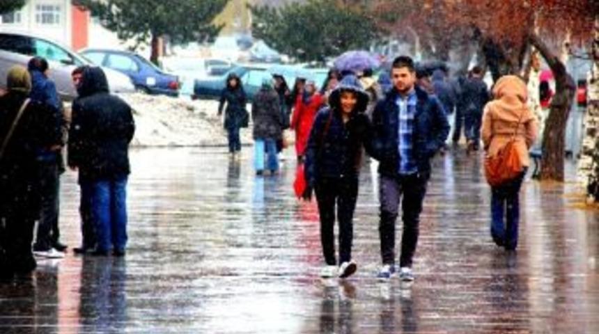 Erzurum&rsquo;da Karla Karışık Yağmur Yağışı