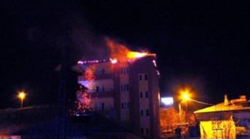 Ulukışla&rsquo;da &Ouml;ğrencilerin Kaldığı Apartmanda Yangın