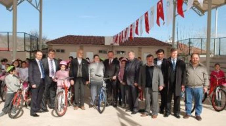 Akmeşeli &Ccedil;ocuklara Bisikletleri Dağıtıldı