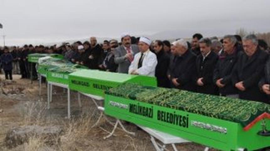 Cinnet Kurbanları Toprağa Verildi