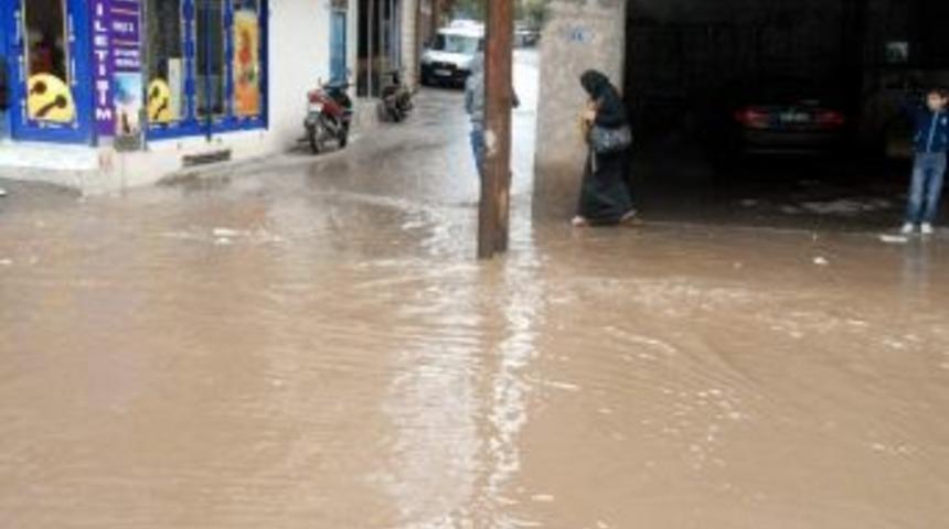 Sağanak Yağışla Yollar G&ouml;le D&ouml;nd&uuml;