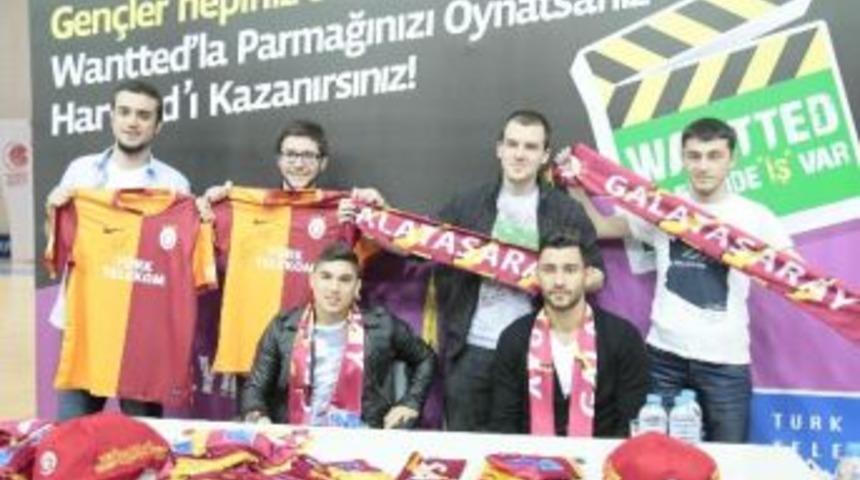 Galatasaraylı Futbolcular İt&uuml;&rsquo;l&uuml; Gen&ccedil;lerle Buluştu