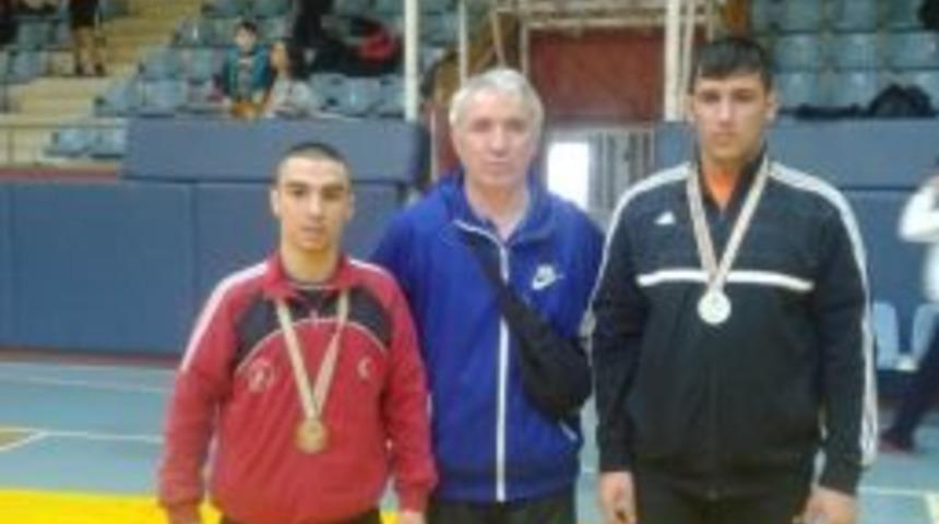 Şehzadeli G&uuml;reş&ccedil;iler Konya'dan Madalyayla D&ouml;nd&uuml;