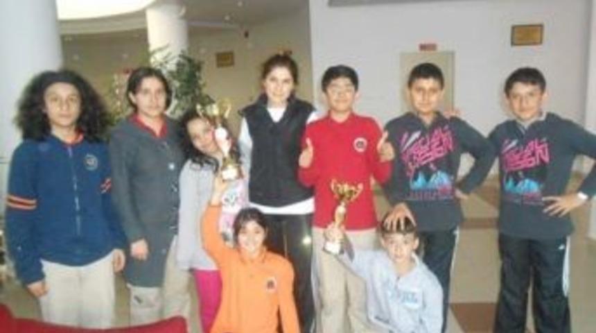 Başarılı Y&uuml;z&uuml;c&uuml; &Ouml;ğrenciler Kupayı Kaptı