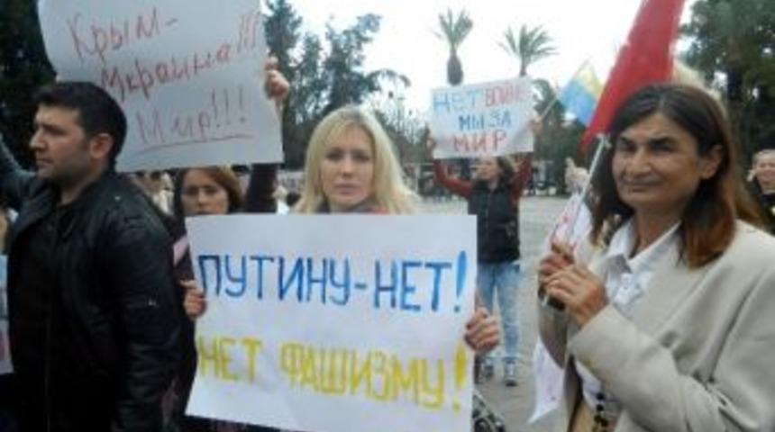 Antalya&rsquo;da Ukraynalı Gelinler Rusya&rsquo;yı Protesto Etti