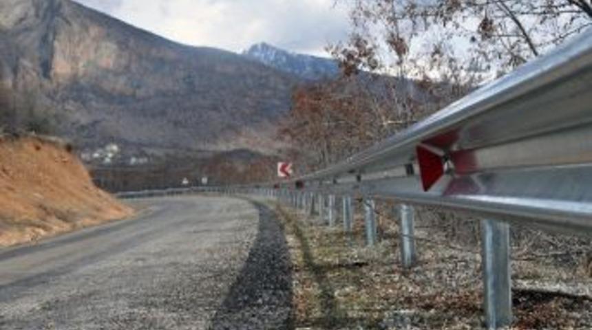 Karaca Mağarası Yoluna Otokorkuluk Yapıyor