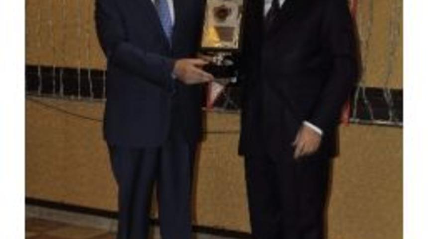 Vali Orhan D&uuml;zg&uuml;n 30 Mart&rsquo;ta G&ouml;revleri Sona Erecek Olan İgm &Uuml;yeleri İle Yemekte Buluştu